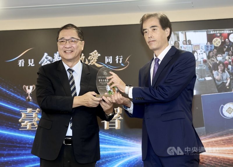 法務部行政執行署23日在台北舉辦成果發表暨標竿學習交流活動,法務部長鄭銘謙(左)出席並親自頒發「行政執行業務卓越標竿獎」給各得獎單位。中央社記者張皓安攝 115年6月23日