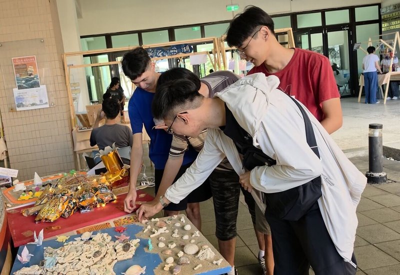 澎湖科技大學「澎科造浪－大學生的文化行動力」通識課程聯合成果展，22日起連4天在校園展出，現場還有文創作品義賣，所得全數捐贈惠民醫院建院基金。（澎湖科技大學提供）中央社  115年6月23日