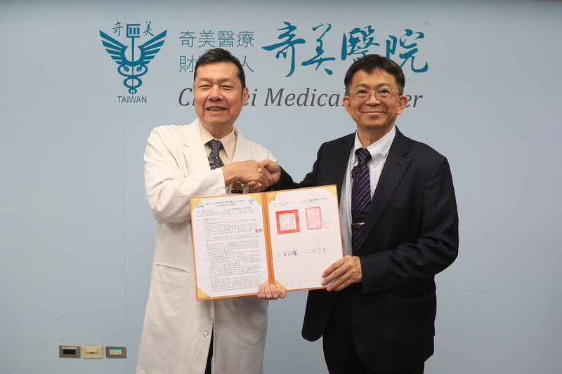 國立中山大學與奇美醫院再度簽署策略聯盟合作協議，由中山大學校長李志鵬（右）、奇美醫院院長林宏榮（左）代表簽署。（中山大學提供）中央社記者林巧璉傳真　115年6月23日