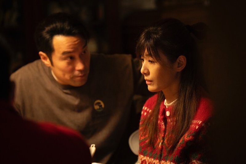 演員張孝全（左）和蘇慧倫（右）在戲劇「欠妳的那場婚禮」飾演夫妻，劇中張孝全演出頹廢的中年男子。（公視提供）中央社記者洪素津傳真　115年6月23日