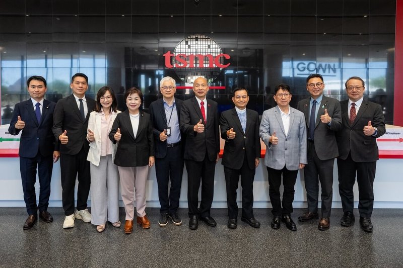 立法院長韓國瑜率跨黨派立委訪美，於美國鳳凰城時間22日下午前往台積電亞利桑那州廠參訪，與10餘家赴美投資的台積電供應鏈廠商座談交流。（立法院提供）中央社記者劉冠廷傳真　115年6月23日