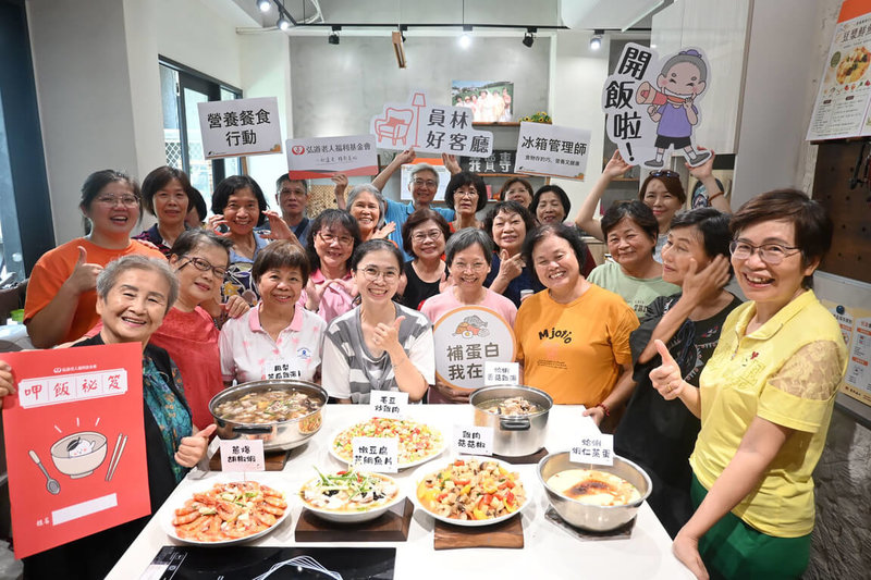 弘道老人福利基金會於彰化服務處「員林好客廳」舉辦長者營養餐食行動課程，驗收蛋白質菜單設計及烹煮演練，助長輩養成管理冰箱習慣，學會正確保存食物及檢視營養均衡。（弘道老人福利基金會提供）中央社記者鄭維真傳真　115年6月23日