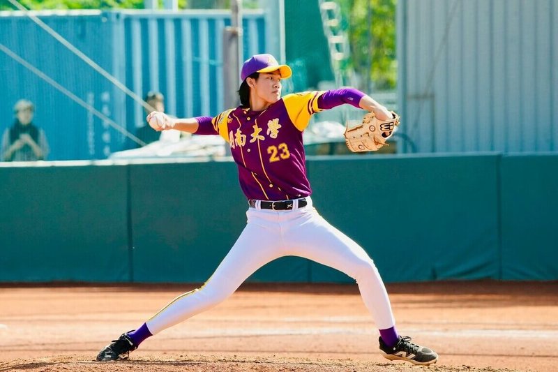 開南大學棒球好手陳趙羿勳（圖）從野手轉投手雖曾有抗拒，但總教練郭李建夫看見他的潛力，耐心調教，陳趙羿勳也慢慢投出心得，將挑戰中職選秀。圖為陳趙羿勳114年12月9日在大專聯賽出賽畫面。（大專體總提供）中央社記者謝靜雯傳真　115年6月23日