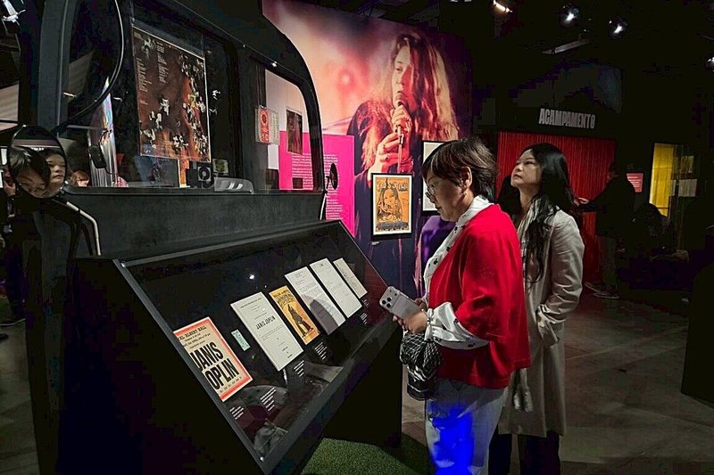 僑委會委員長徐佳青參訪巴西聖保羅影音博物館,館內除展示巴西攝影器材發展史外,並呈現美國搖滾歌手珍妮絲賈普林訪巴舞台服裝與創作,以及配合世界盃足球賽推出的巴西國家隊照片展,展現跨文化交流的多元風貌。台巴藝術文化交流協會會長謝如欣等人陪同。(謝如欣提供)中央社記者唐雅陵聖保羅傳真 115年6月23日