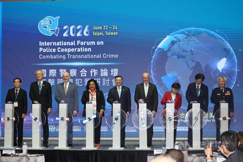 行政院長卓榮泰(中)23日上午在台北美福大飯店出席2026國際警察合作論壇-打擊跨境犯罪研討會,共同主持啟動儀式,為論壇揭開序幕。中央社記者吳家昇攝 115年6月23日