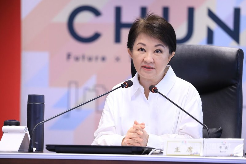 台中市敬老愛心卡現行搭乘計程車每趟可抵扣新台幣85元，台中市長盧秀燕23日在市政會議中宣布，10月1日起每趟上限提高到100元。中央社記者郝雪卿攝  115年6月23日