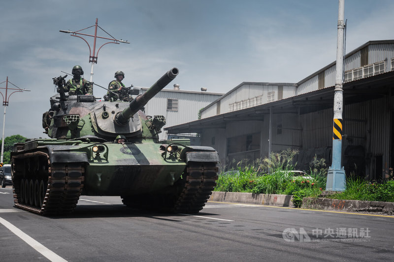 23日是立即備戰操演第2天，陸軍269旅上午自桃園機場機場實施戰備偵巡，往新北台北港、八里一帶挺進，圖為CM11戰車。中央社記者游凱翔攝　115年6月23日