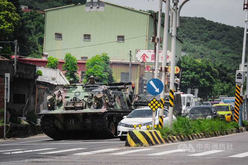 圖為CM22迫砲車與民間車輛。中央社記者游凱翔攝 115年6月23日