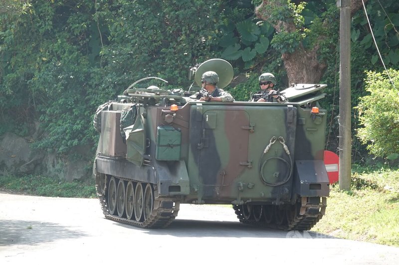 CM22迫砲車的官兵持T91戰鬥步槍警戒車後方動態。中央社記者吳書緯攝　115年6月23日