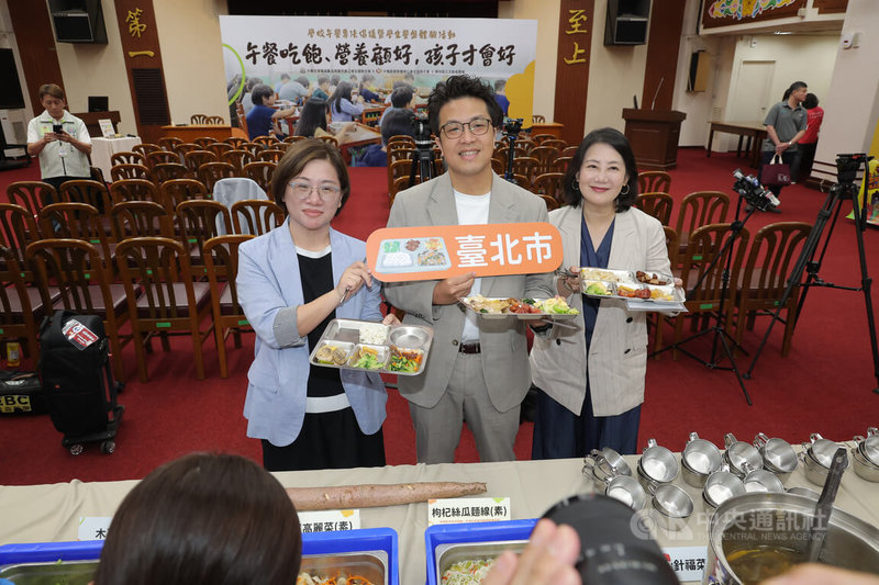 民進黨立委陳培瑜（左）等人23日在立法院舉辦「午餐吃飽、營養顧好，孩子才會好」學生餐盤體驗活動，民進黨台北市長參選人沈伯洋（中）也應邀出席打菜。右為民進黨立委吳思瑤。中央社記者翁睿坤攝　115年6月23日