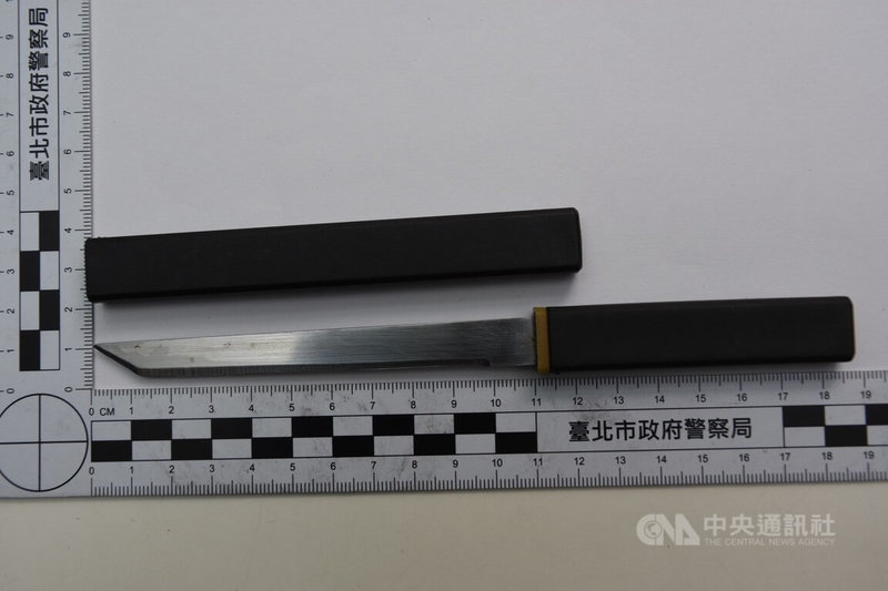 台北市丁姓男子23日登門拜訪女性友人，卻引發對方王姓男友不滿，王男持刀失手刺死丁男。警方獲報趕到現場，將王男依現行犯逮捕送辦。圖為犯案凶器。（翻攝照片）中央社記者黃麗芸傳真　115年6月23日