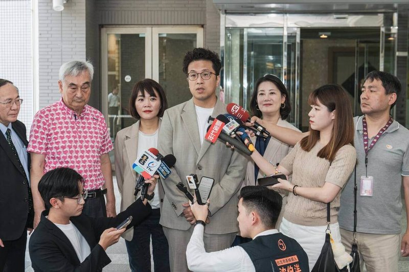 民進黨台北市長參選人沈伯洋（右4）23日再拋育兒政策，推0到6歲週週免費臨時托育，盼擴大家長的喘息服務並活絡經濟。（沈伯洋競選辦公室提供）中央社記者黃麗芸傳真　115年6月23日