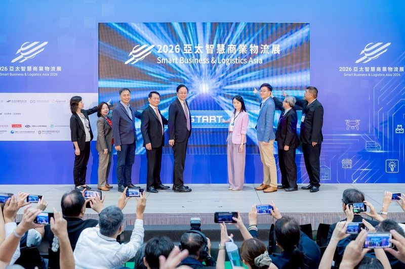 2026亞太智慧商業物流展23日在桃園會展中心開幕，市長張善政（左5）出席，並與經濟部商業發展署長蘇文玲（右4）見證「桃園供應鏈與物流智慧運籌聯盟」與國際物流協會簽署合作備忘錄（MOU）。（市府提供）中央社記者葉臻傳真　115年6月23日
