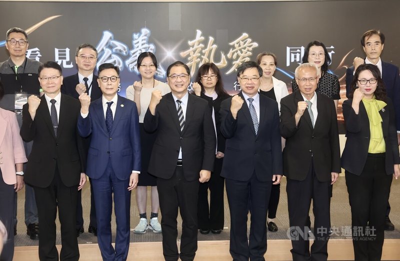 法務部長鄭銘謙(前左3)23日在台北出席「看見公義,執愛同行-行政執行績效突破7000億成果發表暨標竿學習交流活動」,行政執行署署長繆卓然(前左2)、最高檢察署代理檢察總長徐錫祥(前右3)、台灣高等檢察署檢察長張斗輝(前右2)、台北地方檢察署檢察長王俊力(前左)等與會並合影。中央社記者張皓安攝 115年6月23日