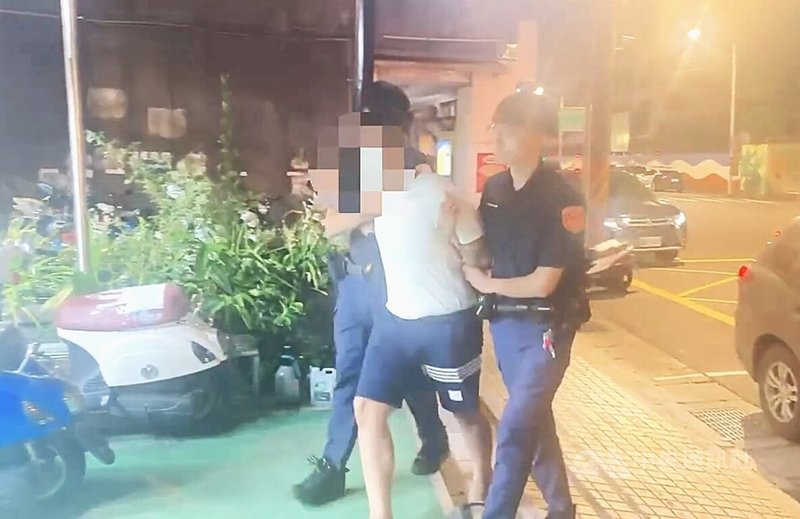 新北市板橋區劉姓男子疑因毒品買賣糾紛引發衝突，22日晚間遭許姓男子（右2）持刀刺傷送醫，警方獲報後迅速在23日凌晨逮捕許男到案。（翻攝照片）中央社記者王鴻國傳真　115年6月23日