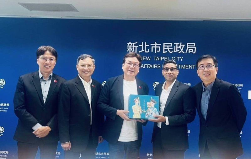 新加坡國家環境局代表團23日與新北市政府交流殯葬設施管理、空間轉型等議題,並與新北市副市長劉和然(中)合影。(新北市民政局提供)中央社記者曹亞沿傳真 115年6月23日