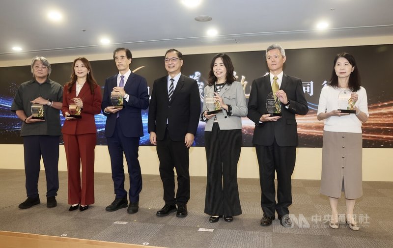 法務部行政執行署23日在台北舉辦「看見公義,執愛同行-行政執行績效突破7000億成果發表暨標竿學習交流活動」,法務部長鄭銘謙(中)出席頒發「行政執行業務卓越標竿獎」給得獎單位,並合影留念。中央社記者張皓安攝 115年6月23日