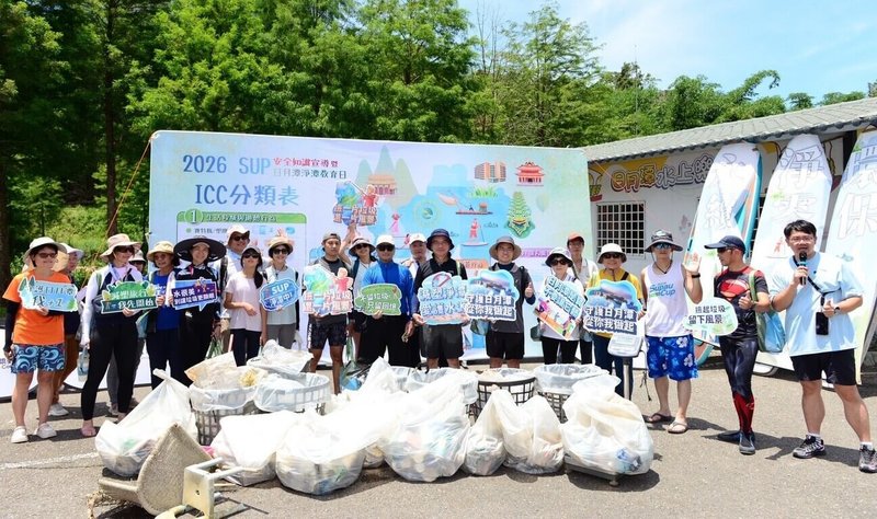 日月潭國家風景區管理處23日舉辦「SUP安全知識宣導暨日月潭淨潭教育日」，號召近200人清除水面與步道垃圾。（日月潭國家風景區管理處提供）中央社記者蕭博陽南投縣傳真　115年6月23日