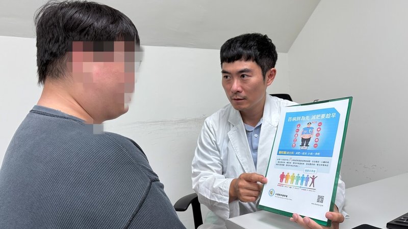 亞洲大學附屬醫院豐中分院家庭醫學科主任葉信甫（右）提醒，民眾應健康減重，千萬別迷信單一減肥方式。（民眾提供）中央社記者趙麗妍傳真　115年6月23日