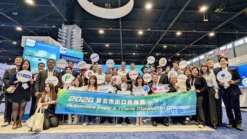 北美最大自動化技術展AUTOMATE 2026於芝加哥盛大登場，新北市長侯友宜（前中）率新北20家智慧製造、自動化、工業AI及關鍵零組件企業共同參展，並出席「新北館」開幕活動。（新北市政府提供）中央社記者王鴻國傳真　115年6月23日