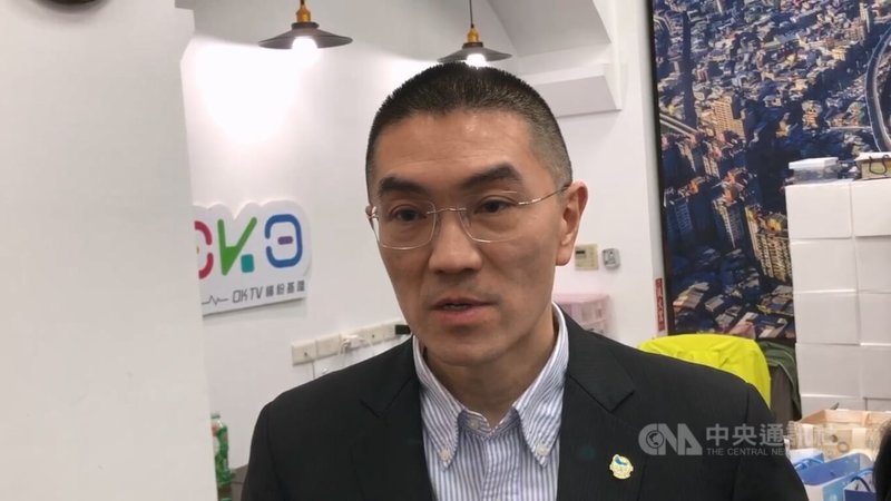 颱風米克拉逐漸靠近台灣，基隆市長謝國樑（圖）23日晚間啟程赴美國德州理查遜市（Richardson City）簽署合作備忘錄。謝國樑受訪時表示，已縮短行程，預計26日上午返台，將坐鎮基隆指揮防颱應變工作。中央社記者王朝鈺攝　115年6月23日