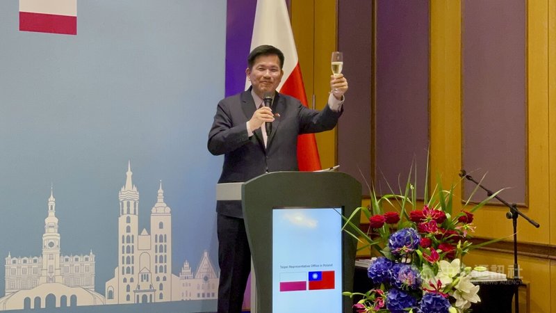 外交部長林佳龍於「波台國會小組」歡迎酒會致詞後 ，向在場貴賓舉杯敬酒，祝福台波共創美好未來。中央社記者鄭淨伃華沙攝 115年6月23日