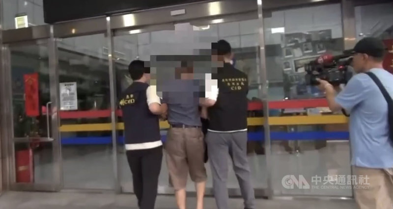台北市大同區的國定古蹟陳悅記祖宅23日發生槍擊案，江姓男子（左2）不滿陳姓老翁欠債未還，相約談判未果竟開槍射傷陳翁，警方獲報後火速在2小時內將人查緝到案。（翻攝照片）中央社記者黃麗芸傳真　115年6月23日