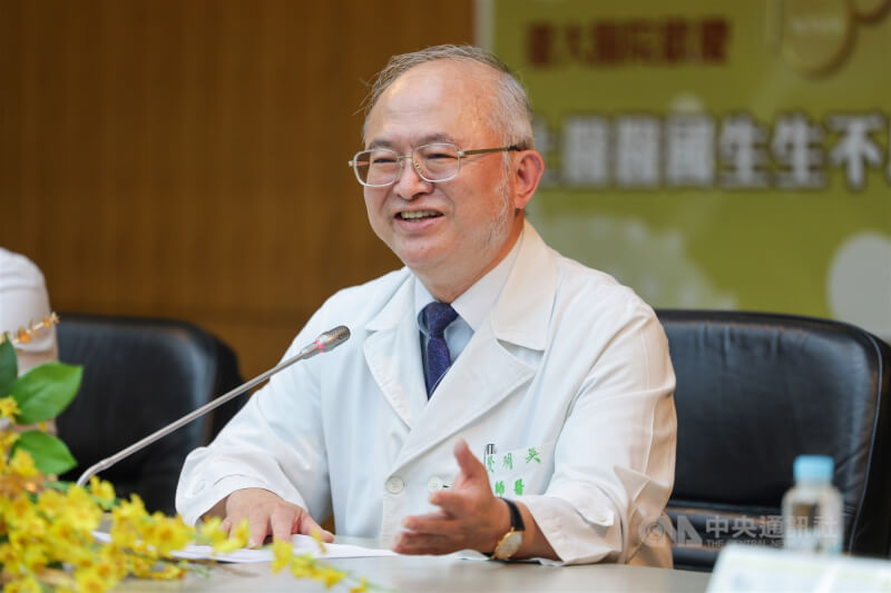 圖為2025年時任台大醫院院長吳明賢主持台大醫院130週年院慶記者會。（中央社檔案照片）
