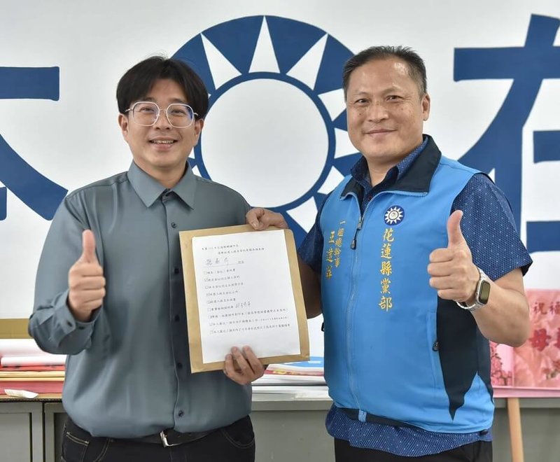 國民黨花蓮市長魏嘉彥（左）表示，自己依規定完成黨內登記程序，且登記期間並無其他黨員角逐市長提名，沒想到黨部卻僅同意以報備方式來參選，實在不明所以。圖為魏嘉彥4月就到花蓮縣黨部登記參選連任。（魏嘉彥競選辦公室提供）中央社記者李先鳳傳真　115年6月23日