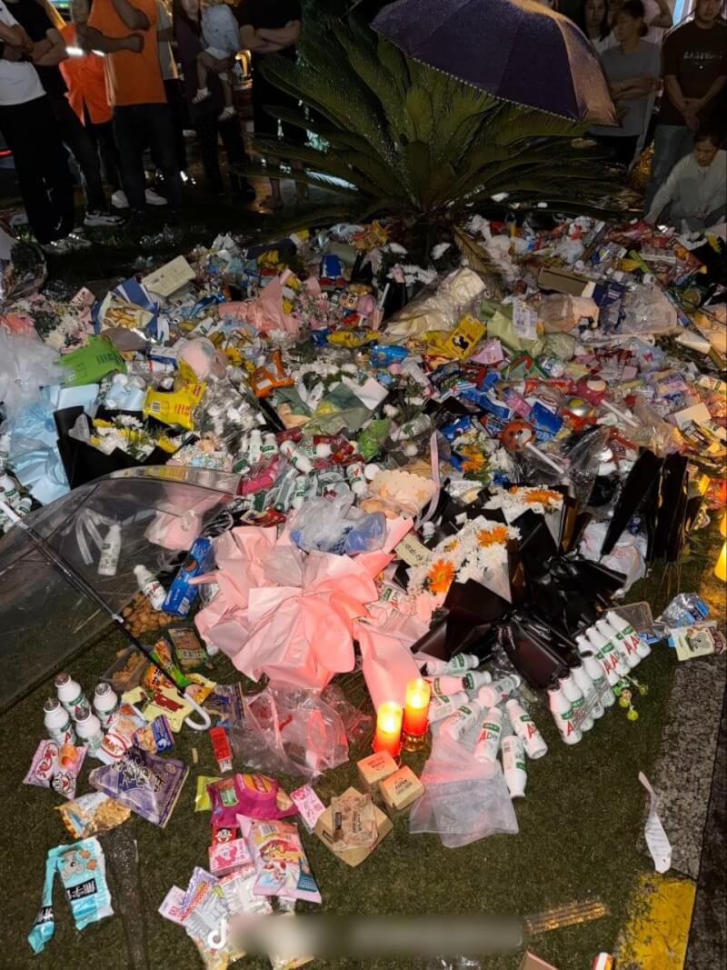 中國安徽省廣德市近日發生的一起車禍，民眾自發前往現場悼念在車禍中死亡的孩童。（圖取自x.com/whyyoutouzhele）（圖取自x.com/whyyoutouzhele）