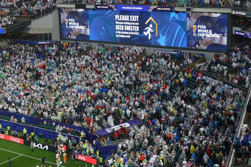 世界盃足球22日法國對伊拉克的比賽在美國費城林肯金融球場開踢，過程中一度因天候不佳延賽逾2小時。（路透社）