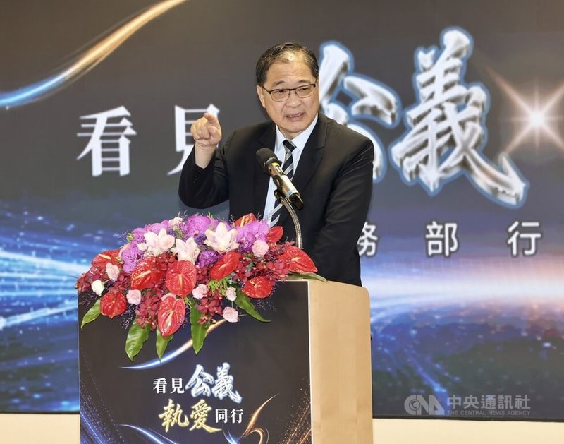 法務部長鄭銘謙（圖）23日在台北出席「看見公義，執愛同行－行政執行績效突破7000億成果發表暨標竿學習交流活動」，鄭銘謙致詞表示，這項成果不僅代表國家債權獲得有效實現，更代表透過行政執行制度，使法律規範得以真正落實，確保社會秩序與公平正義。中央社記者張皓安攝　115年6月23日