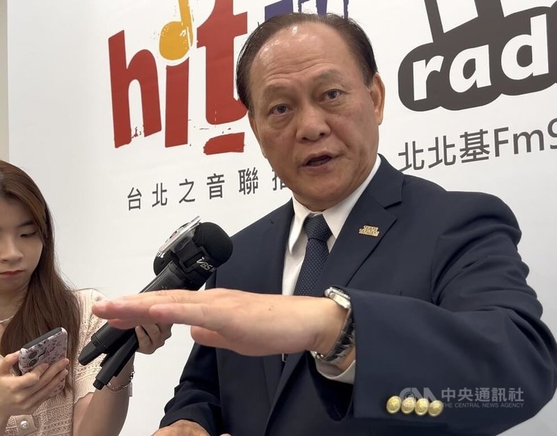 為強化校園反毒，行政院政務委員季連成（中）23日表示，將加強查緝校外學生聚集吸毒處所，在校外設置逾9000個查緝點，也會強化學校與警察對毒品的情報交換等。中央社記者賴于榛攝　115年6月23日