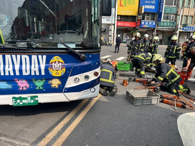 新北市板橋區24日上午發生死亡車禍,一輛公車路口右轉時與行人發生車禍,行人受困於車底,消防局獲報立即派出人員與機具協助脫困並送醫。(民眾提供)中央社記者黃旭昇傳真 115年6月24日