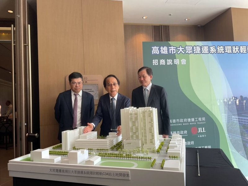 高雄市政府24日在台北舉辦「輕軌C34捷運開發案招商說明會」，高雄市副市長林欽榮（中）親自向開發商及投資者說明。（高雄市捷運局提供）中央社記者蔡孟妤傳真　115年6月24日