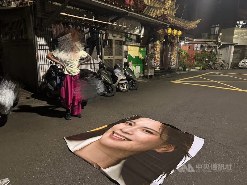 台北市議員鍾沛君的選舉布條在端午節連假期間遭人毀損，警方獲報追查，發現是投宿在新北市旅店的3旬法國籍男子涉有重嫌，犯嫌是自稱藝術家，並表示他認為選舉布條「具有藝術價值，欲帶回當創作題材」，讓鍾沛君哭笑不得。（翻攝照片）中央社記者黃麗芸傳真　115年6月24日