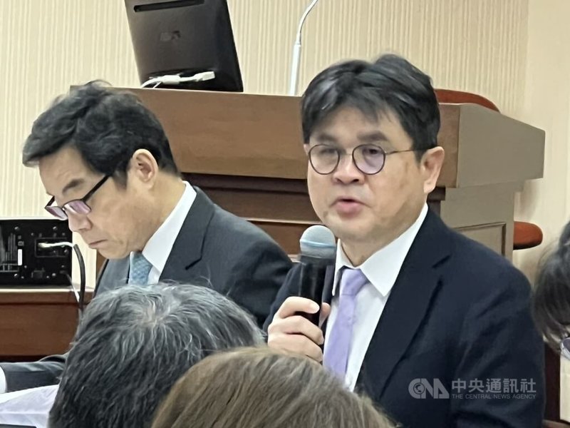 台灣高鐵首組新世代列車N700ST預計8月抵台，立委關切新車上線時程能否由116年第3季再提前。交通部鐵道局長楊正君（右）24日表示，盼高鐵朝116年年中讓新車陸續上線目標邁進。中央社記者黃巧雯攝　115年6月24日