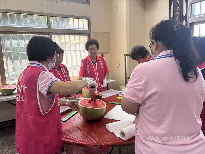 新竹縣新豐鄉農會24日表示,新豐西瓜節將於27日登場,活動結合西瓜及洋香瓜展售與推廣,邀請民眾免費品嚐在地鮮甜瓜果。中央社記者郭宣彣攝 115年6月24日