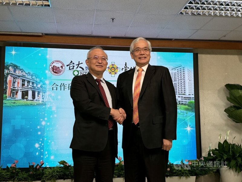 同在公醫服務，台北榮總院長陳威明（右）多次與台大醫學院長吳明賢（左）合作推動醫療相關服務。中央社記者沈佩瑤攝　115年6月24日