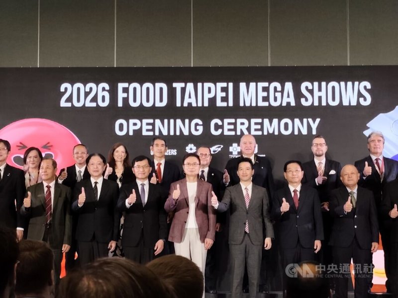 2026台北國際食品系列展24日舉辦聯合開幕典禮，外貿協會董事長黃志芳（前排左4）、總統府副秘書長何志偉（前排右3）皆出席。中央社記者何秀玲攝　115年6月24日