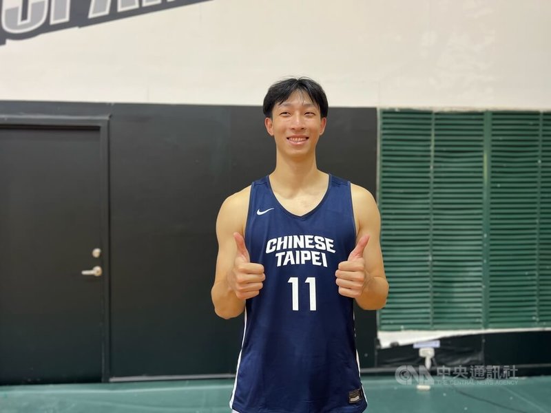大專籃球聯賽UBA冠軍隊伍政治大學主力宋昕澔（圖）24日在台灣男籃世界盃資格賽集訓時受訪鬆口未來動向，確定朝旅外目標發展，將投身中國男子籃球職業聯賽（CBA）選秀。中央社記者陳容琛攝　115年6月24日