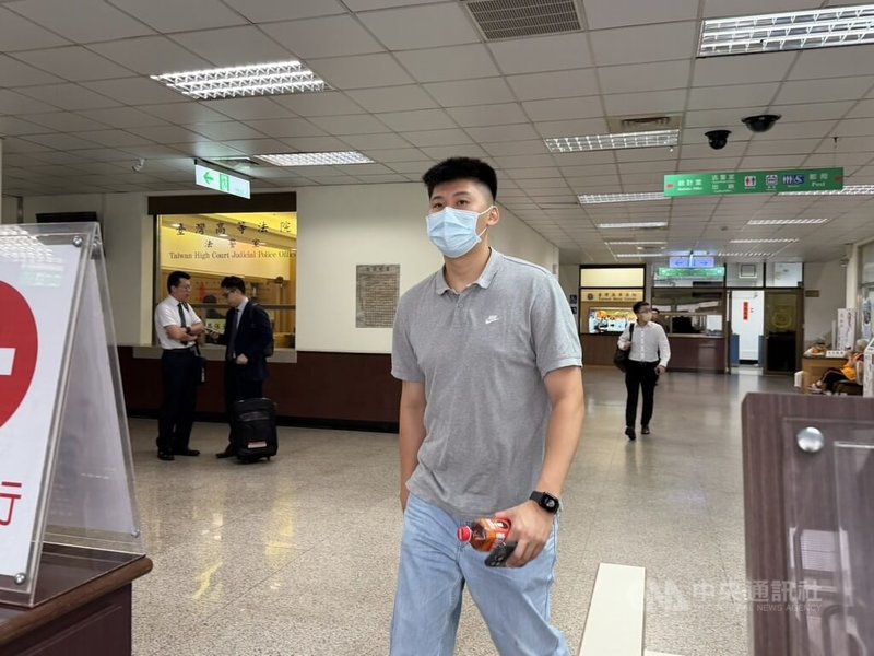 前SBL裕隆籃球隊員邱忠博(中)等人涉簽賭打假球案,邱忠博一審遭判3年4月徒刑,二審台灣高等法院24日開庭,邱忠博認罪請求輕判,庭後並繳交犯罪所得新台幣1萬7000元。中央社記者劉世怡攝 115年6月24日
