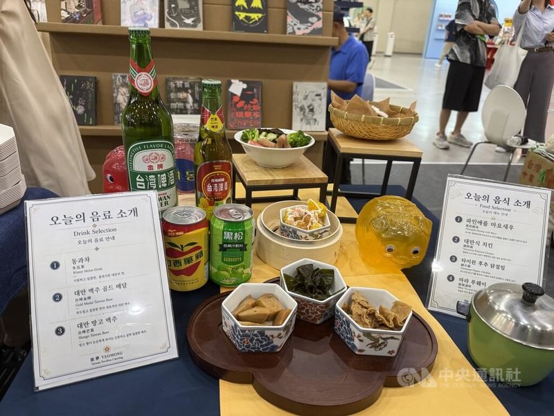 首爾書展24日在江南COEX登場,文策院開幕日特別邀請在韓國深耕的台灣餐廳「旅夢」到場,提供鹹酥雞、鹽水雞等道地台灣小吃給現場民眾,相當受到歡迎。中央社記者楊啟芳首爾攝 115年6月24日