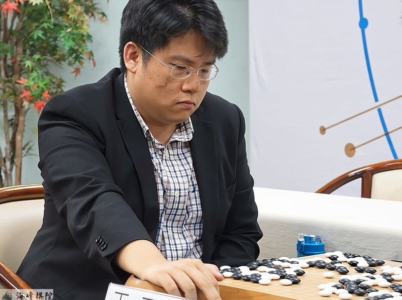 台灣圍棋名將王元均（圖）24日在2026第7屆快棋爭霸戰決賽三番勝負第2局逆轉新星徐靖恩，最後以2比0贏得快棋王頭銜，終結長達3年的「冠軍荒」。（海峰棋院提供）中央社記者陳容琛傳真 115年6月24日