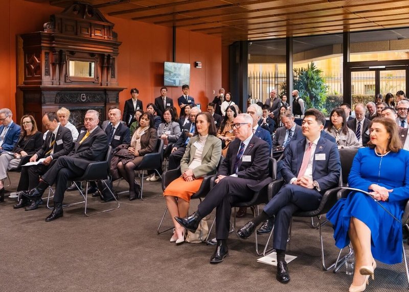 澳洲新南威爾斯州(NSW)州議會的台灣、美國及日本三大友誼小組今天舉辦「印太夥伴交流:彰顯共享價值,鏈結區域友誼」聯合茶會;駐雪梨辦事處處長吳正偉(前排右二)等多國領事和代表應邀出席。(駐雪梨辦事處提供)中央社記者丘德真雪梨傳真 115年6月24日