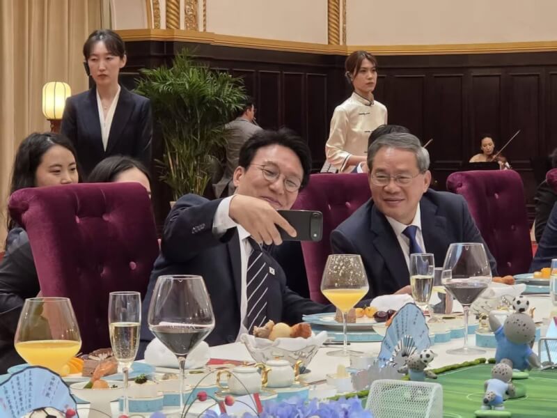 南韓總理金民錫（前左）23日出席夏季達沃斯論壇期間，與中國國務院總理李強（前右）自拍。（圖取自instagram.com/kimminseok2030）