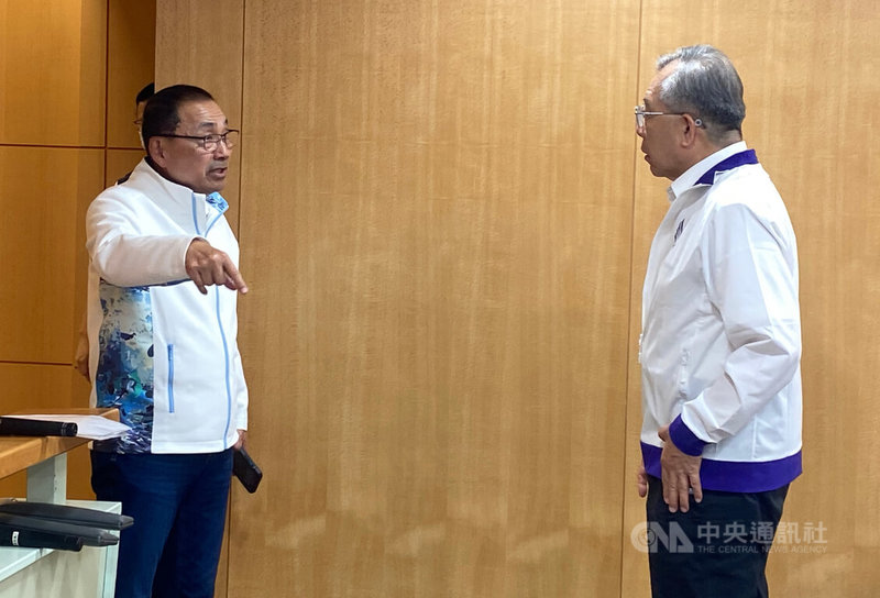 赴美訪問的新北市長侯友宜（左）24日清晨搭機抵達桃園國際機場，隨後也回到市府主持上午的市政會議，並於會後與新北捷運公司董事長林祐賢（右）討論捷運三鶯線的通車事宜。中央社記者黃旭昇攝  115年6月24日