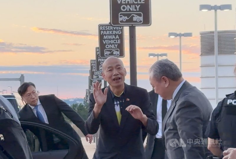 立法院長韓國瑜（中）率跨黨派立委訪美，23日晚間抵達華府。圖為韓國瑜一行人預備搭車離開華府附近的雷根華盛頓國家機場。中央社記者侯姿瑩維吉尼亞州攝　115年6月24日
