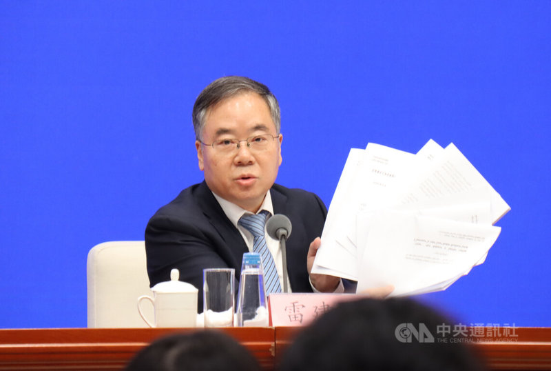 中國全國人大常委會法工委副主任雷建斌24日在記者會上,手持「民族團結進步促進法草案」審議時的7個少數民族語言版本,指推廣普及國家通用語言文字和保障少數民族使用本民族語言文字都有法律保障,不應該把兩者完全對立起來。中央社記者張淑伶北京攝 115年6月24日