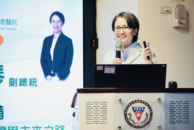 副總統蕭美琴（圖）23日受邀至高雄醫學大學附設中和紀念醫院演講，以「韌性、信任與準備：全球變局下的台灣與未來之路」為題，剖析台灣在國際局勢劇變中的戰略定位與未來發展方向，吸引近300人到場聆聽。（高醫提供）中央社記者林巧璉傳真　115年6月24日